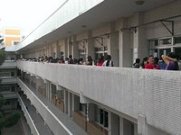 走廊等待考試的學生